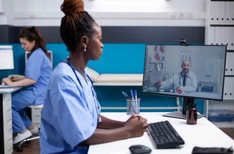 dans une salle de cours 2 jeunes femme suivent une formation aide soignant en ligne