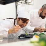Quels diplômes sont requis pour devenir chef de production en restauration collective ?