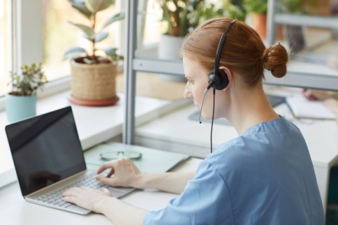 Une secrétaire médicale en plein travail