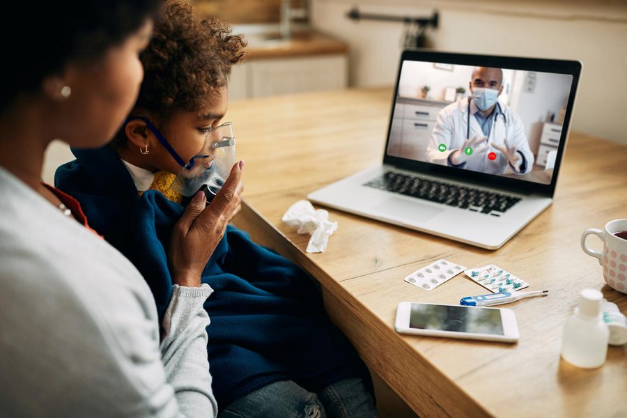 Une étudiant aide soignante connectée en ligne avec un formateur, reçoit des instructions pour soigner une fillette !  