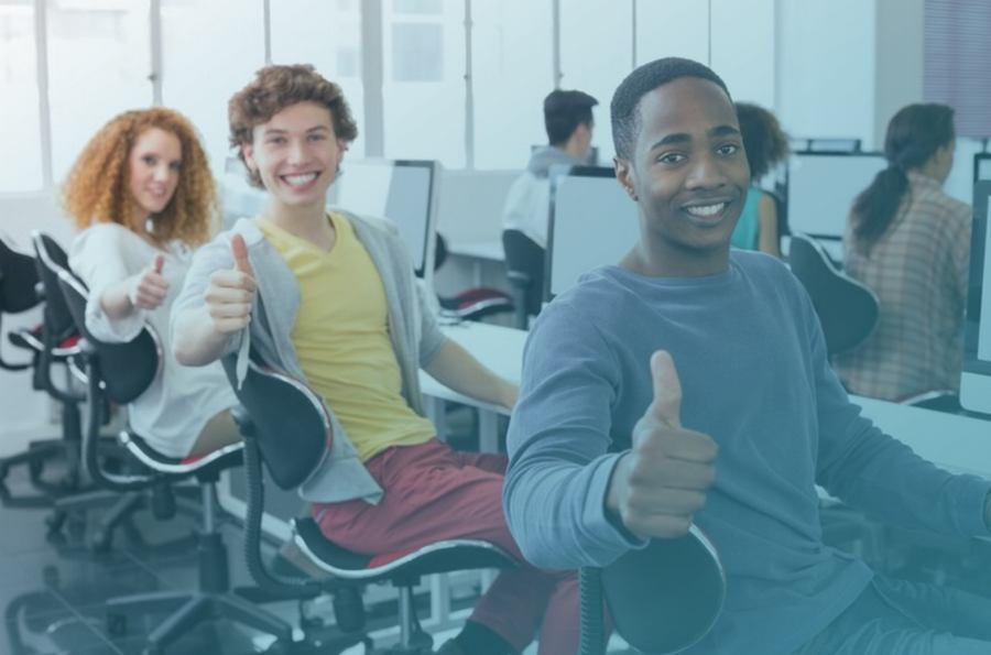 un candidat à la formation pole emploi est prise en photo assis devant un bureau .